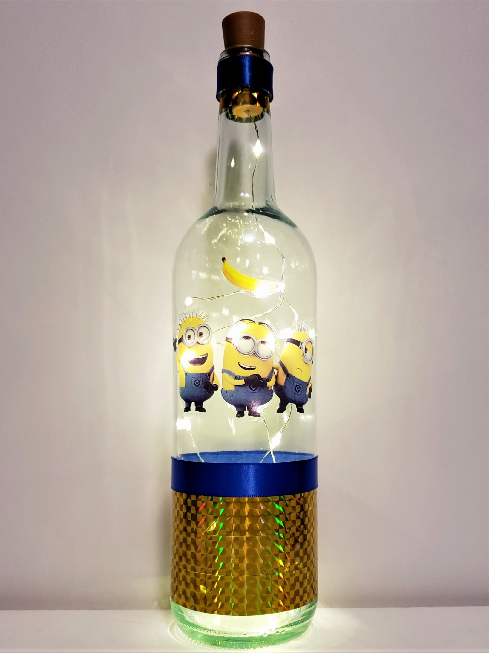 Bottle light with three minions and a banana.